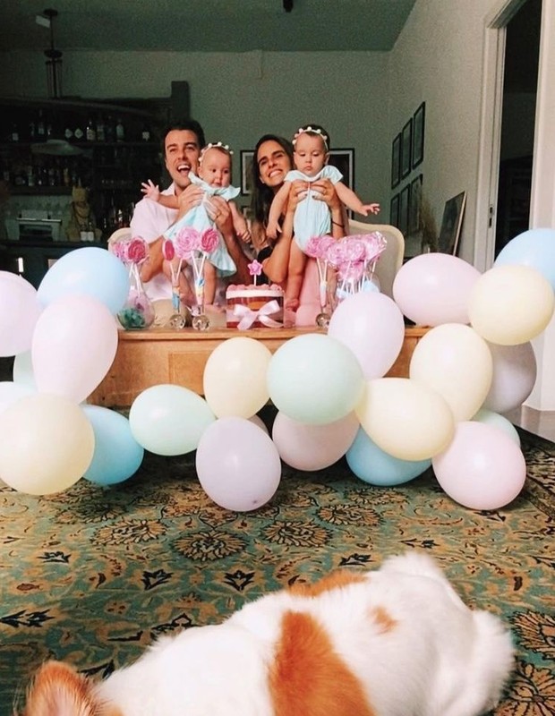 Joaquim Lopes e Marcella Fogaça celebrando os 9 meses das filhas (Foto: Reprodução/ Instagram)