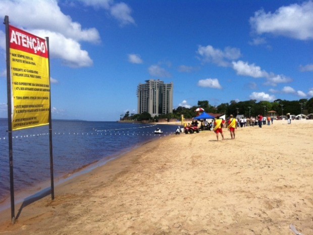 Sinalização alerta sobre riscos de afogamento na Praia da Ponta Negra, em Manaus (Foto: Adneison Severiano/G1 AM)