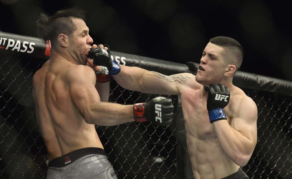 Wellington Turman acerta uma direita em Markus Maluko no UFC São Paulo — Foto: Marcos Ribolli
