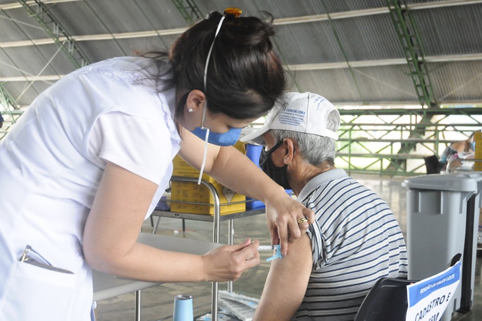 Idoso recebe vacina contra Covid-19 no DF — Foto: Geovana Albuquerque/Agência Saúde-DF