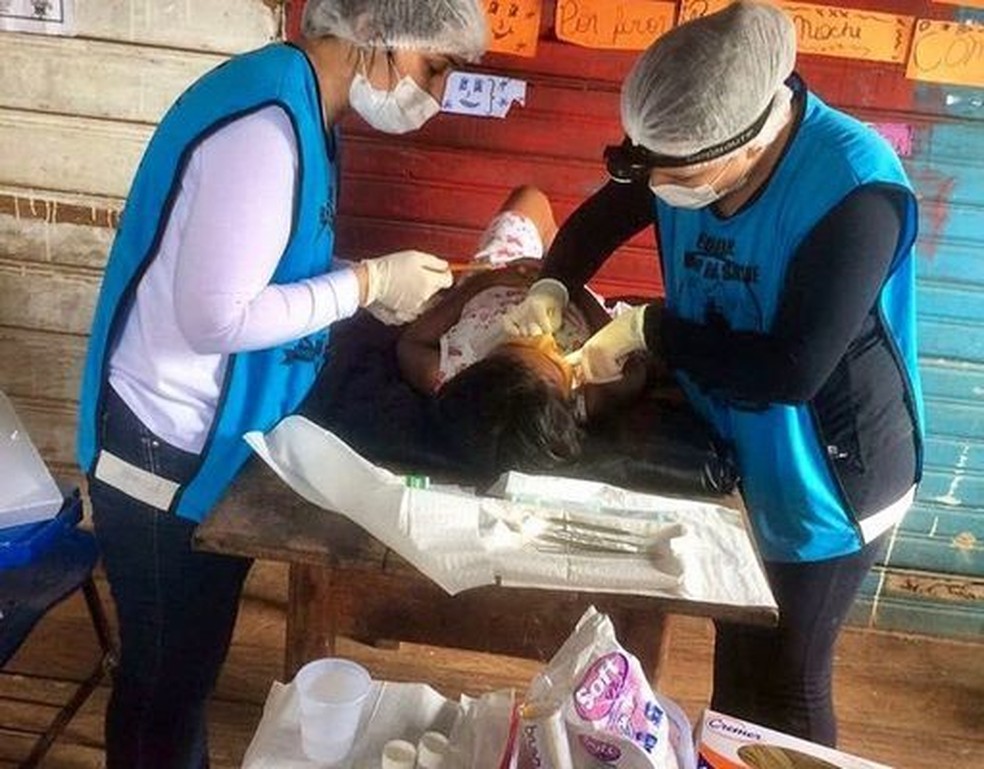 Atendimento odontológico do projeto Barco Hospital em comunidade do Amazonas em 2017 — Foto: Projeto Barco Saúde/Divulgação