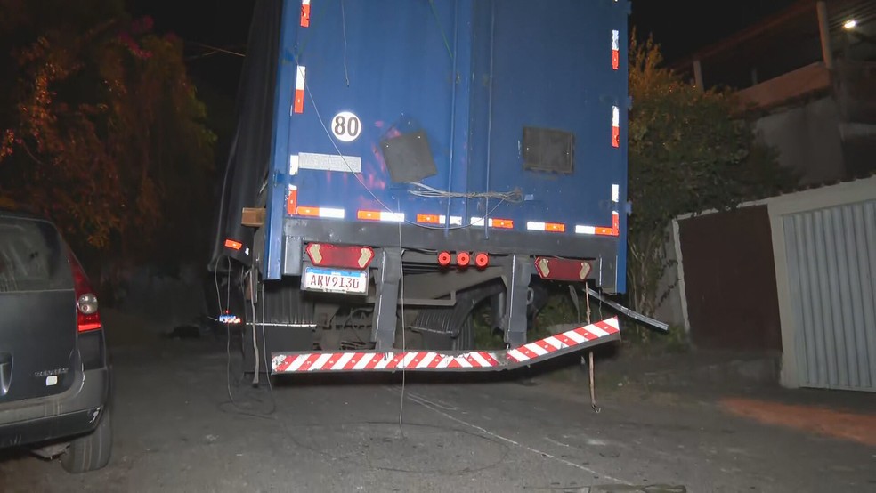 Caminhão desgovernado atingiu 20 veículos e 5 casas antes de parar. Caso aconteceu em Santa Luzia, na Grande BH. — Foto: TV Globo