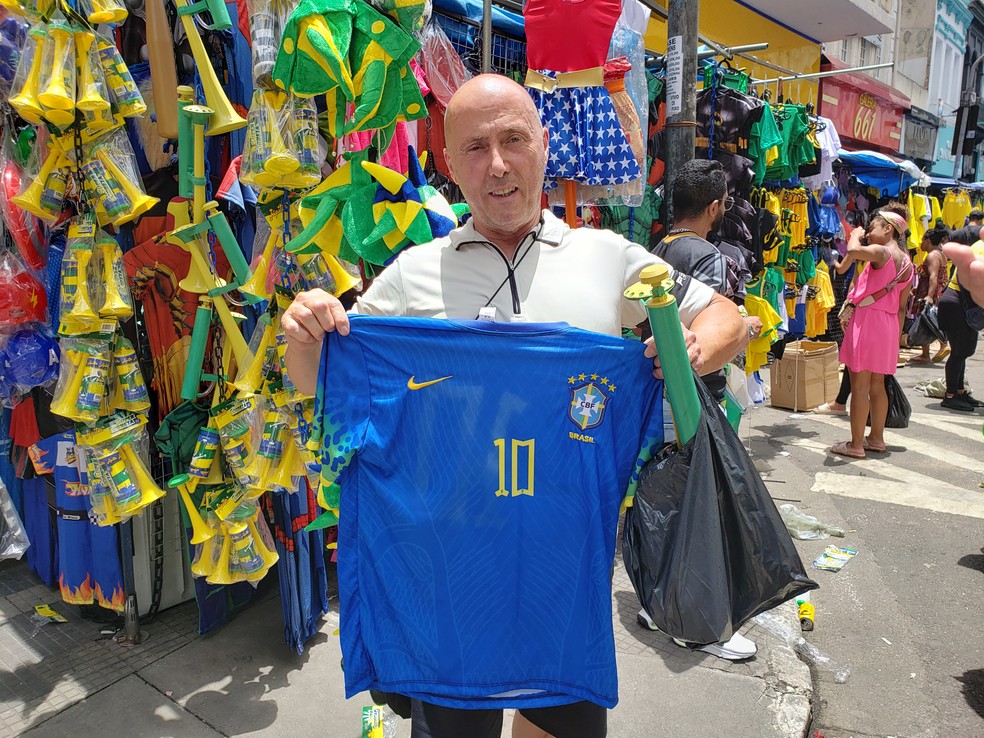 Adilson Montanino foi à 25 de Março comprar camisas da seleção e vuvuzelas. — Foto: André Catto/g1