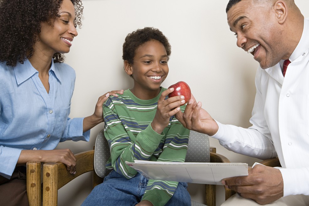 Os médicos especialistas, nutrólogos, nutricionistas e pediatras, são considerados com um dos melhores amigos no combate à obesidade infantil — Foto: GettyImages