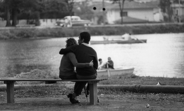 Casal na beira do lago do Parque em outubro de 1969