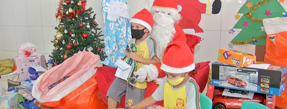 Papai Noel entrega presentes para crianas em escola municipal de Vrzea Grande (MT)  Foto: Reproduo/ TV Centro Amrica