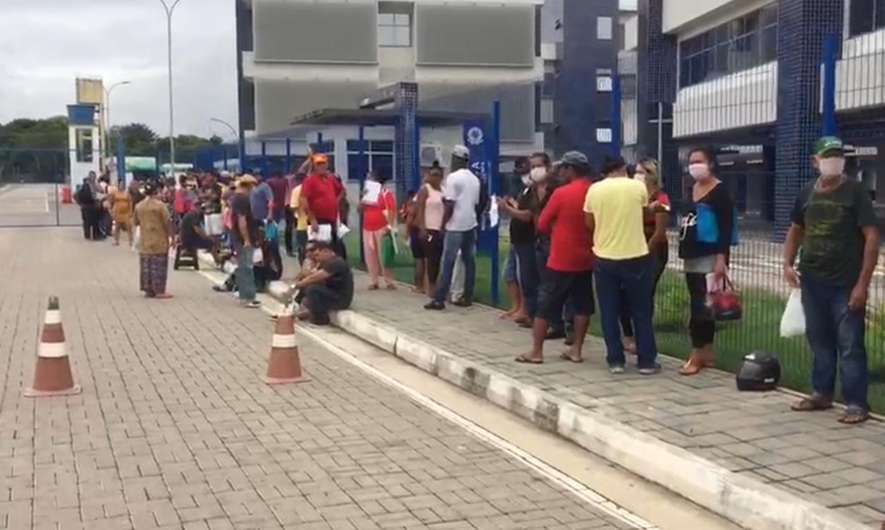 Fila se formou na sede da Receita Federal em Manaus na manhã desta quinta-feira (9) — Foto: Leandro Guedes/Rede Amazônica