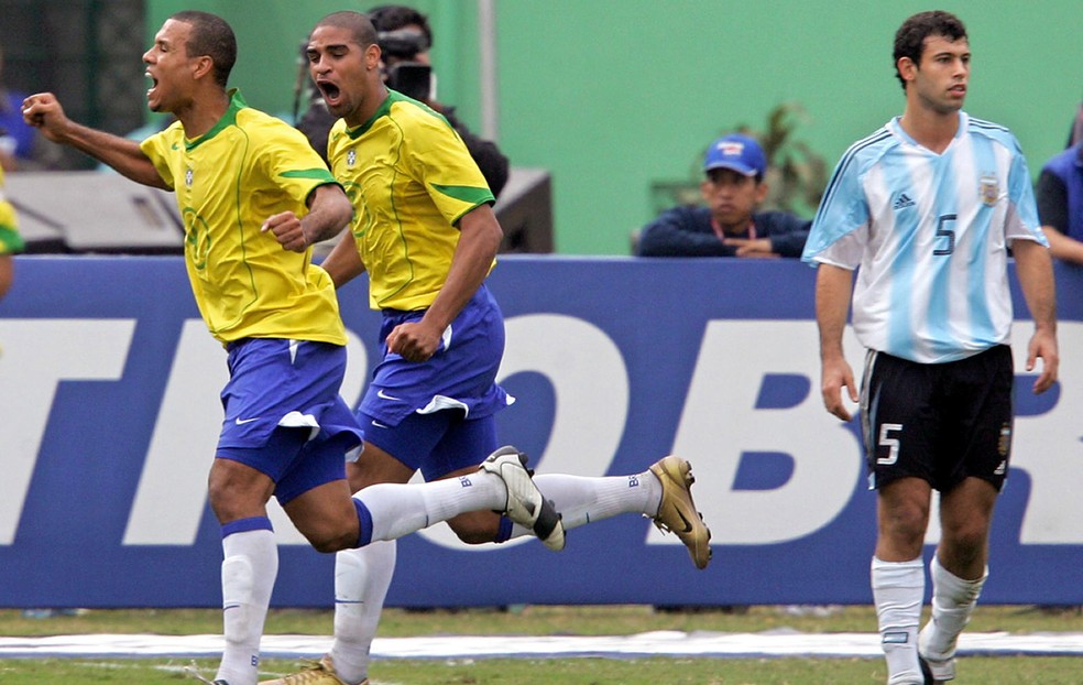  Adriano 25/07/2004 - Brasil 2 x 2 Argentina - Copa América  — Foto: AFP