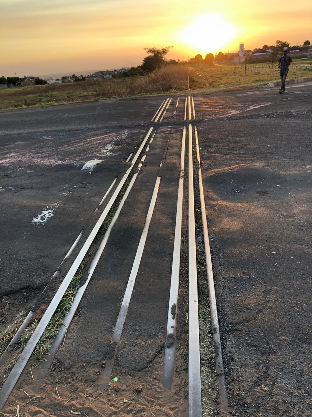 Ferrovia está abandonada na região de Presidente Prudente — Foto: Luís Augusto Pires Batista/TV Fronteira