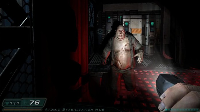 Doom 3 era um game bem escuro e forçava o jogador a escolher entre usar uma lanterna ou uma arma (Foto: Reprodução/Episteme)