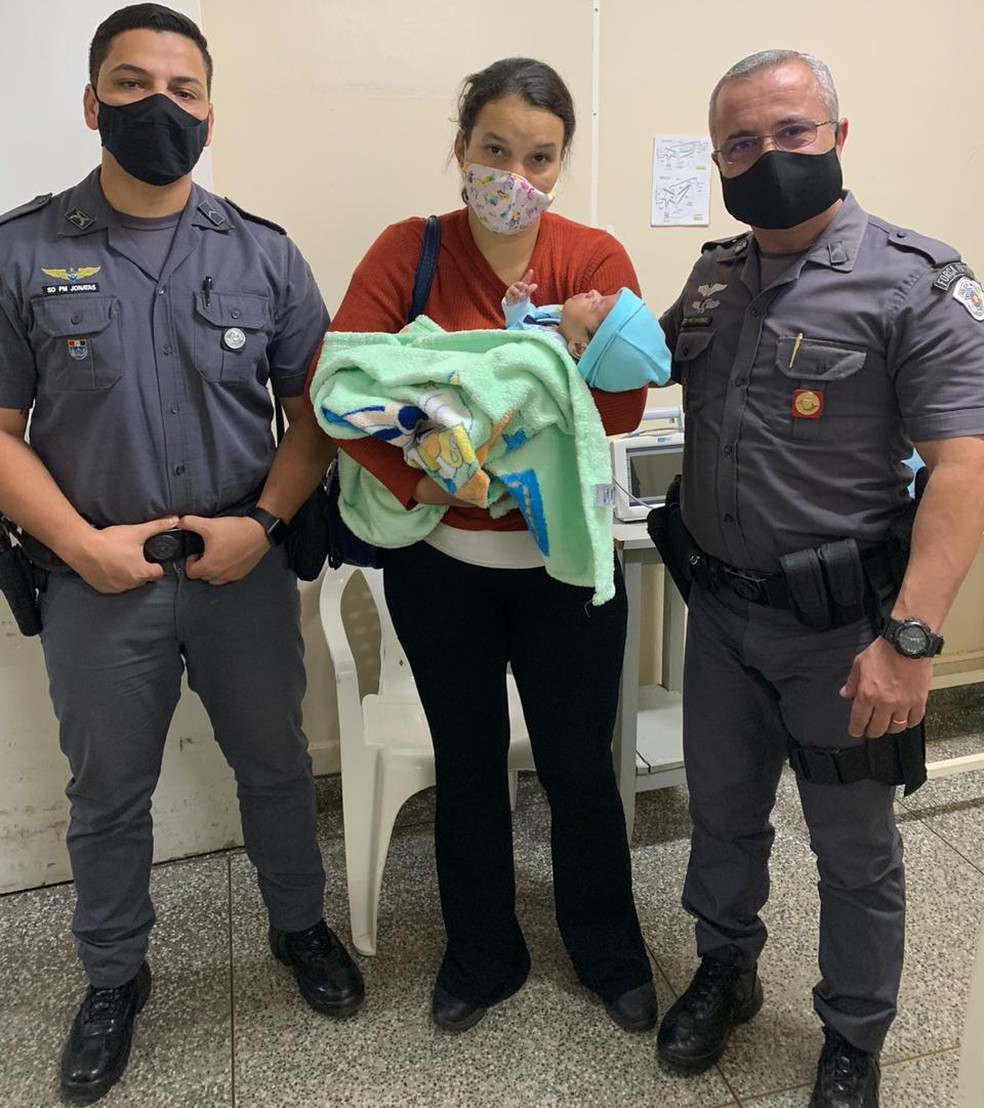 Policiais militares usaram a Manobra de Heimlich para desengasgar o bebê — Foto: Polícia Militar