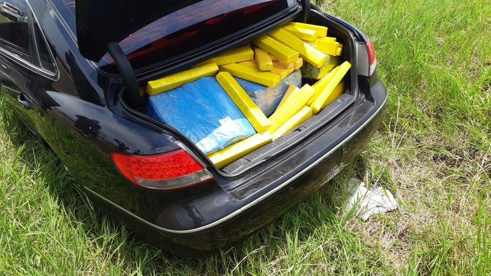 Carro com mais de 350 kg de maconha bate em viatura da PRF e motorista escapa de perseguição em Chavantes — Foto: Polícia Rodoviária Federal/Divulgação
