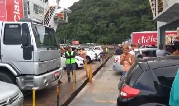 Vídeo mostra embarcação empurrando balsa carregada de veículos para auxiliar travessia, em Guaratuba
