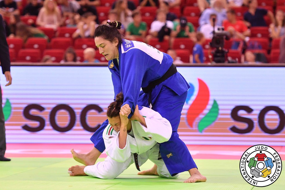 Mayra Aguiar em ação no Grand Slam de Budapeste — Foto: Kulumbegashvili Tamara/IJF