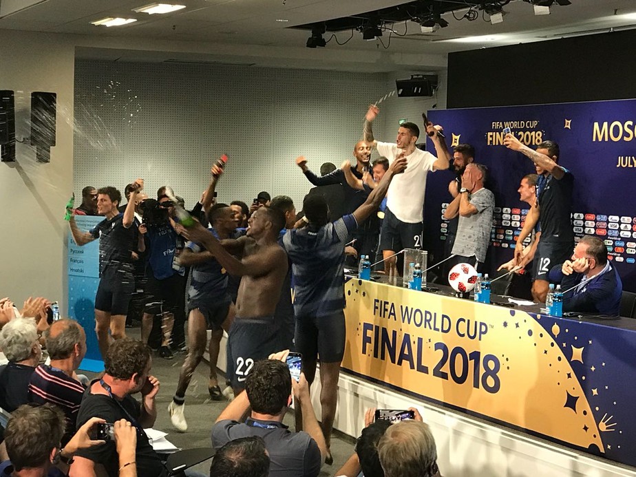 Jogadores da FranÃ§a interrompem coletiva de Deschamps, dÃ£o banho no treinador e fazem festa