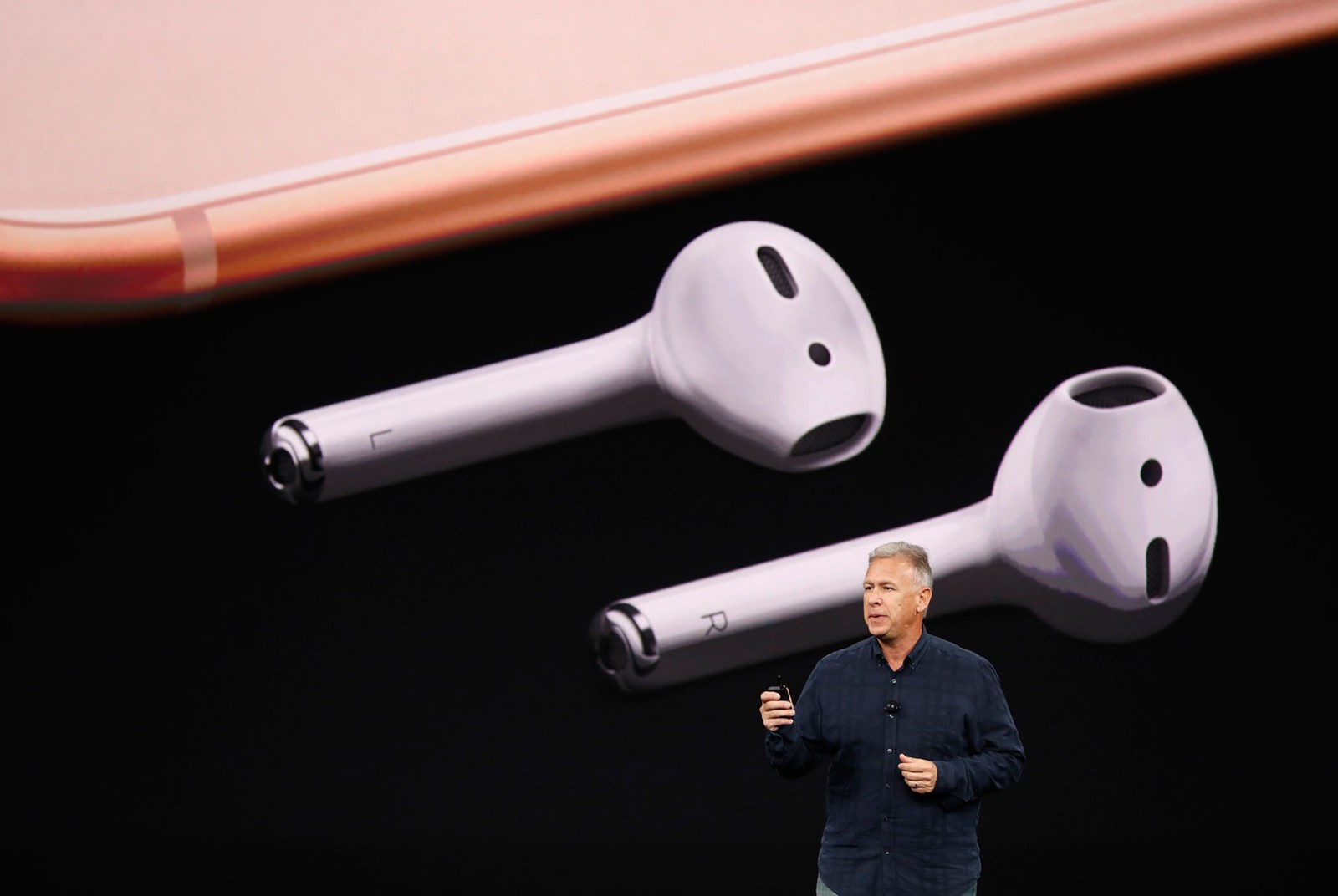 O vice-presidente senior de marketing global da Apple, Phil Schiller, mostra os fonos do iPhone 8 em evento em Cupertino, na Califórnia, nesta terça-feira (12_ (Foto: Stephen Lam/Reuters)