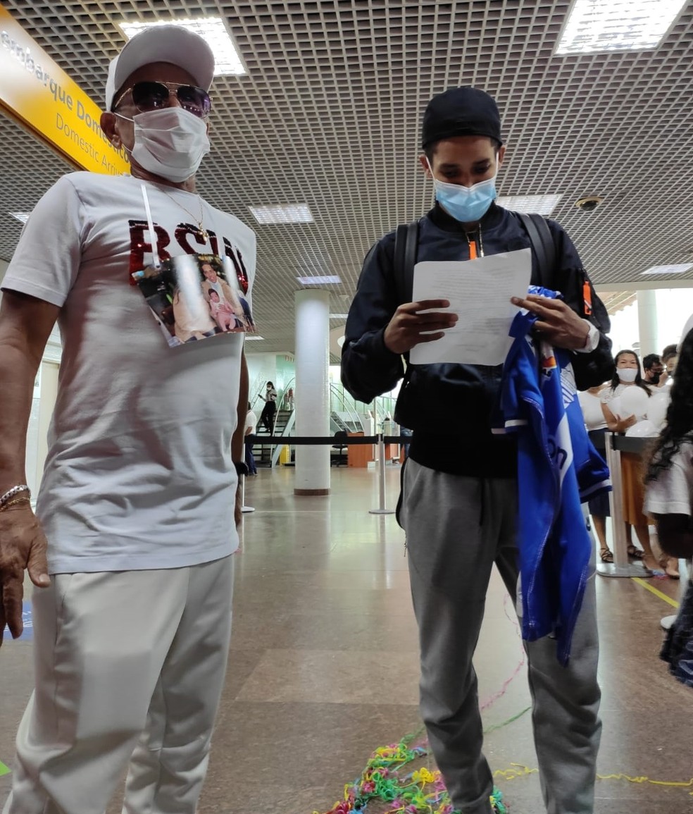 Jogador Pedrinho lê carta de boas-vindas do CSA na chegada a Alagoas após conseguir deixar a Ucrânia — Foto: Abidias Martins/TV Gazeta