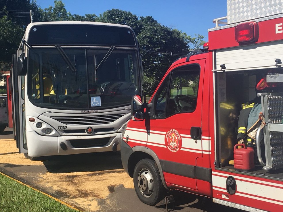 Acidente envolveu uma motocicleta e um ônibus do transporte coletivo, em Presidente Prudente (Foto: Gabriel Tibaldo/G1)