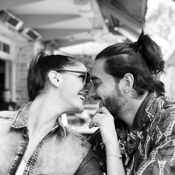 Maluma posta primeira foto com a namorada, Natalia ...