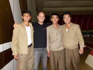 Gabriel Prehn Britto com norte-coreanos (Foto: Gabriel Prehn Britto/Arquivo pessoal)