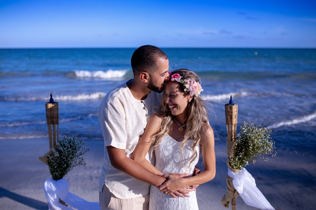 Elisa e Giordano estão juntos há quase dois anos e realizaram um casamento sem convidados na praia — Foto: Djeison Zennon/Estúdio Casa Amarela/Divulgação 