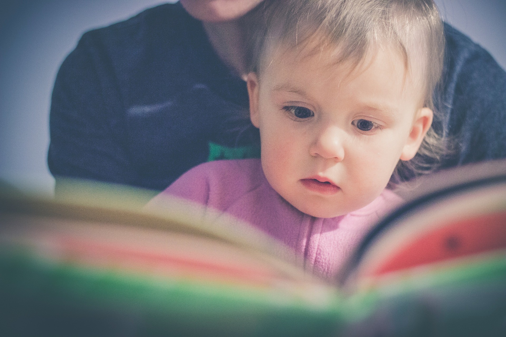 bebê, livro (Foto: StockSnap/Pixabay)