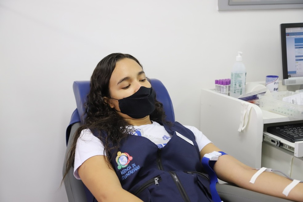 Estudante doa sangue durante campanha para aumentar estoques no DF — Foto: Rede Adventista/ Divulgação