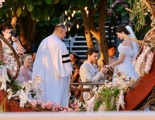 Camila Queiroz e Klebber Toledo se casam (Foto: Manuela Scarpa e Iwi Onodera/Brazil News)
