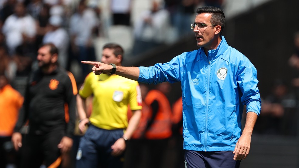 Valorizado no Palmeiras, técnico do sub-20 celebra títulos e projeta futuro do elenco