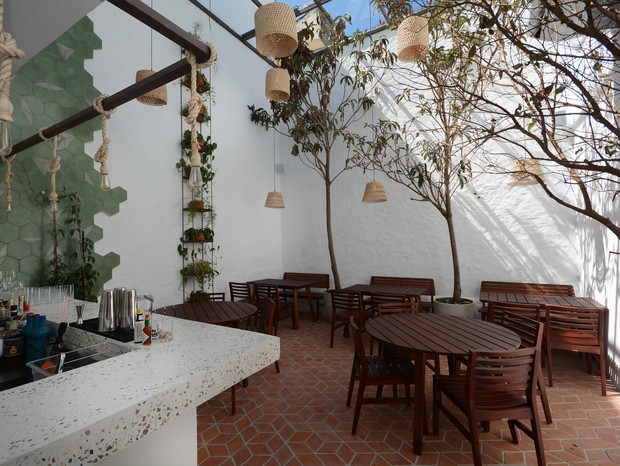 Jardim com bar e mesas da Casa Rios  (Foto: Divulgação)
