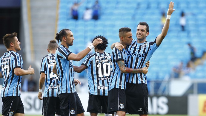 Grêmio mantém base do elenco e se vacina contra debandada em 2016