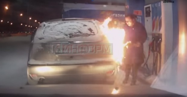 Vídeo mostra russa usando isqueiro em combustível ao abastecer seu carro (Foto: Reprodução/YouTube)