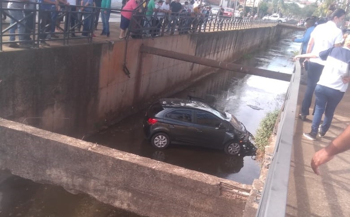 Carro Cai Em Córrego Após Motorista Se Distrair Com Celular Em Catanduva São José Do Rio Preto 