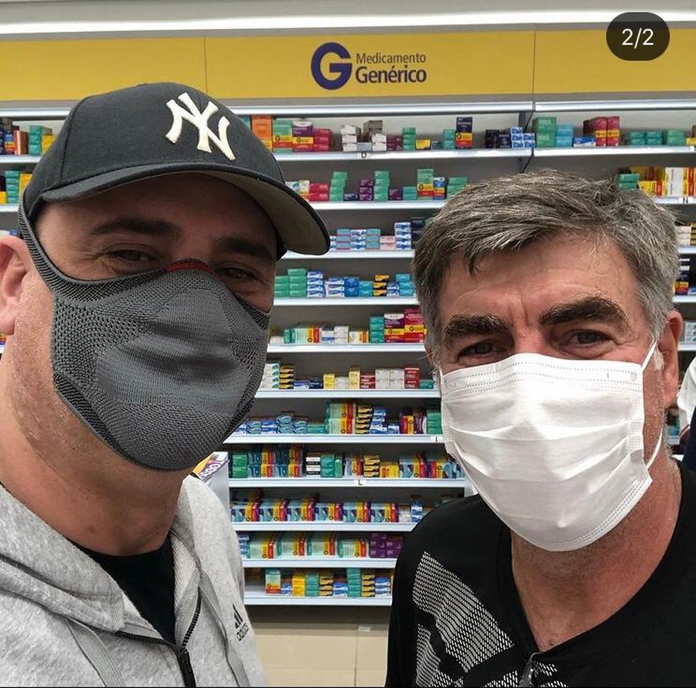 Marcos e Zetti, ex-Palmeiras e São Paulo, tiram foto em farmácia — Foto: Reprodução/Instagram Marcos