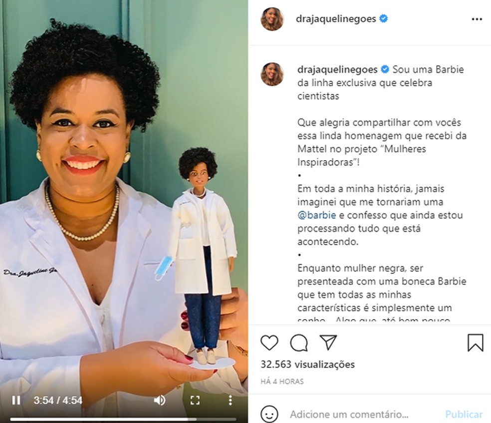 Biomédica que ajudou a sequenciar DNA do coronavírus mostrando a boneca inspirada nela — Foto: Reprodução/Redes Sociais