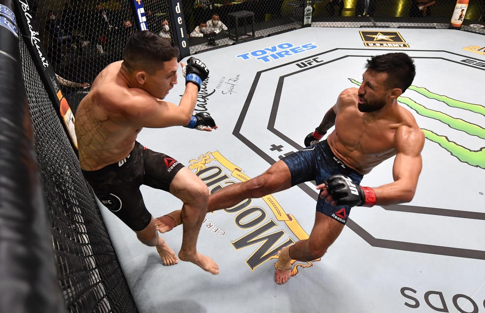 Chris Gutierrez demoliu Vince Morales com chutes nas pernas no UFC: Woodley x Burns — Foto: Getty Images