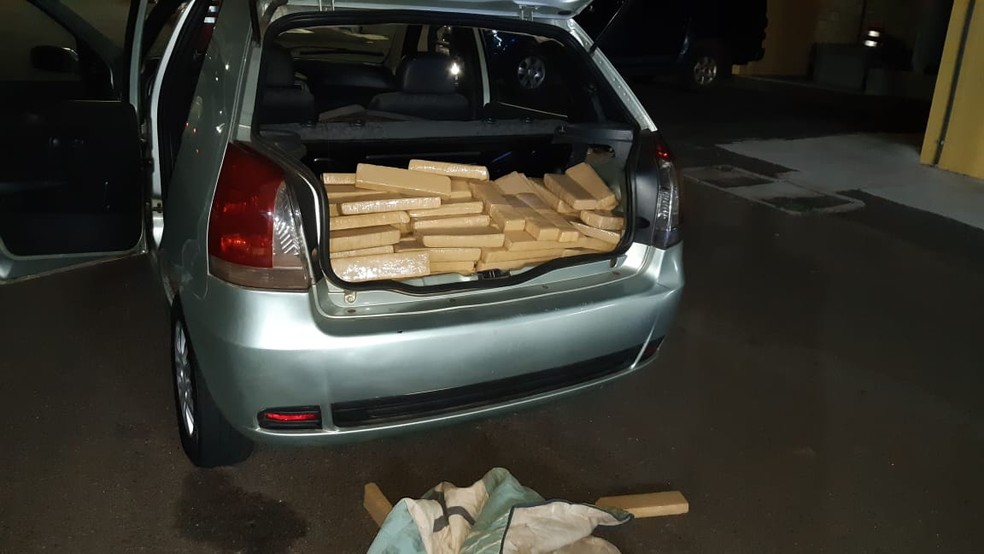 PRF encontrou 280 tabletes de droga no porta-malas de um carro, em Mandaguari — Foto: Divulgação/PRF