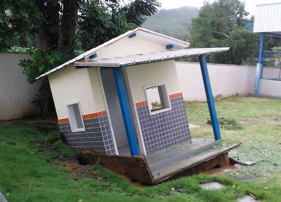 Casinha para crianças cedeu  — Foto: Reprodução/Redes Sociais