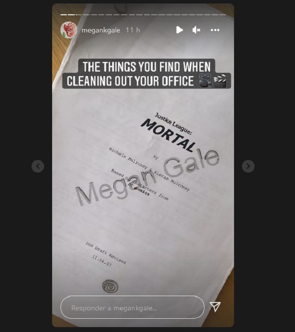 A foto compartilhada pela atriz e modelo australiana Megan Gale mostrando o roteiro de Liga da Justiça: Mortal (Foto: Instagram)