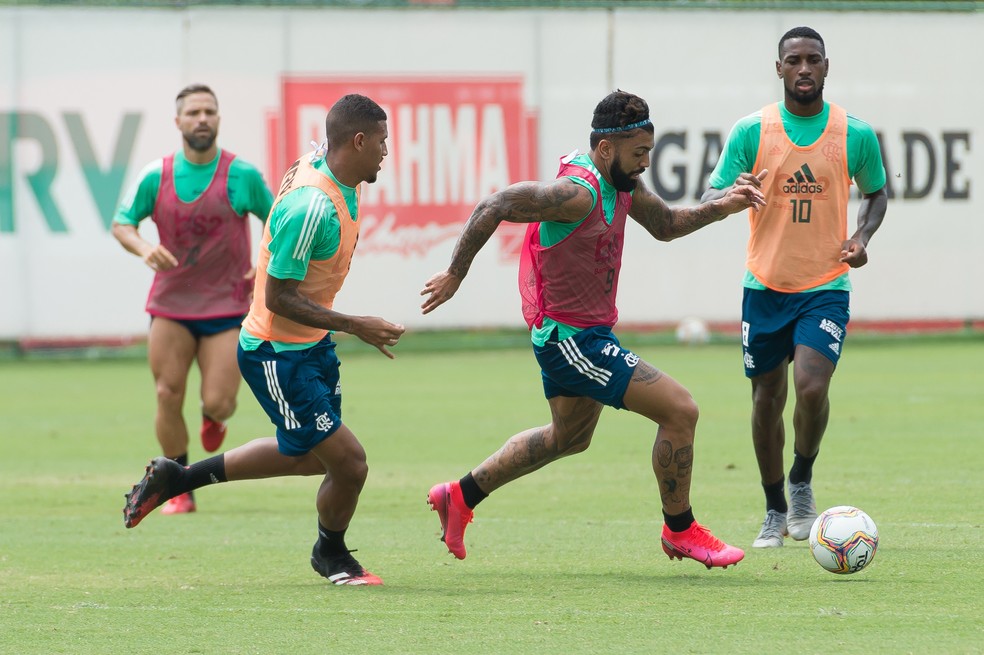 Jogadores do Flamengo durante treino: precaução contra o coronavirus — Foto: Alexandre Vidal/Flamengo