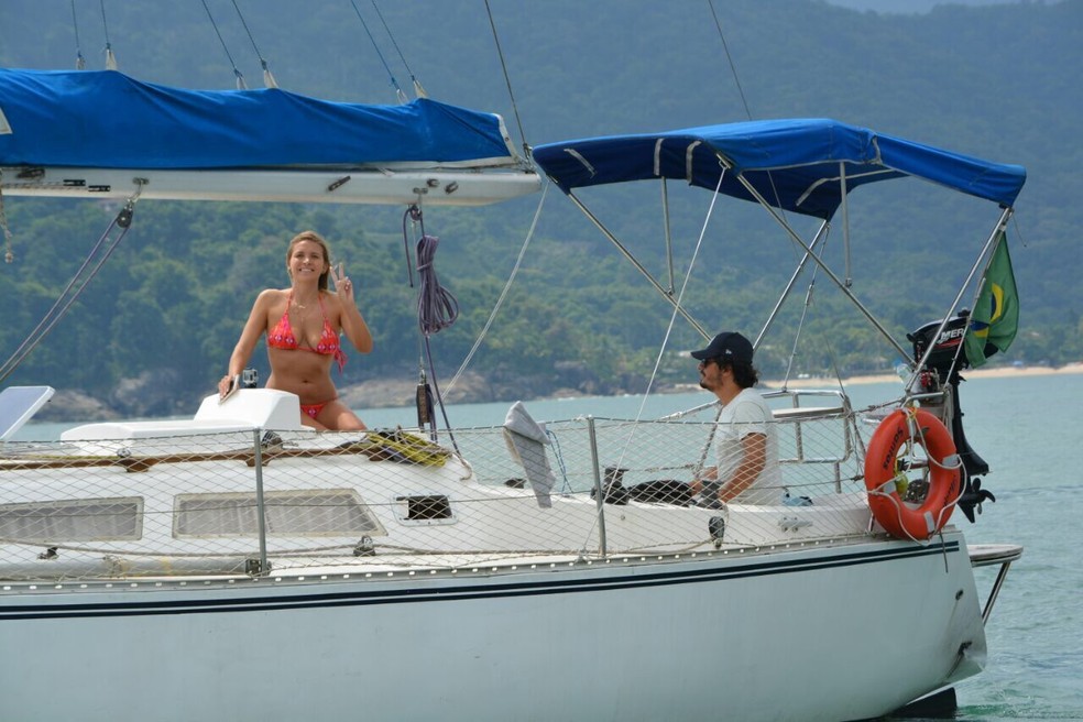 Casal partiu do Guarujá, no litoral de São Paulo, para viver a bordo de um veleiro (Foto: Arquivo Pessoal)