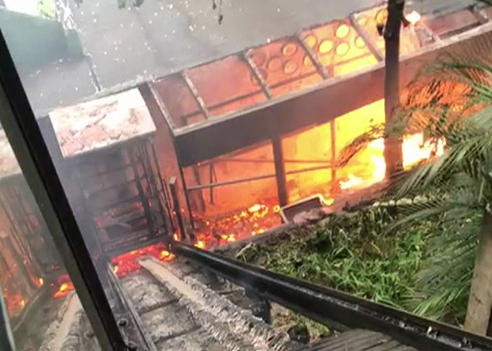 18 dias apÃ³s incÃªndio, restaurante voltou a pega fogo em Olinda (Foto: ReproduÃ§Ã£o/WhatsApp)