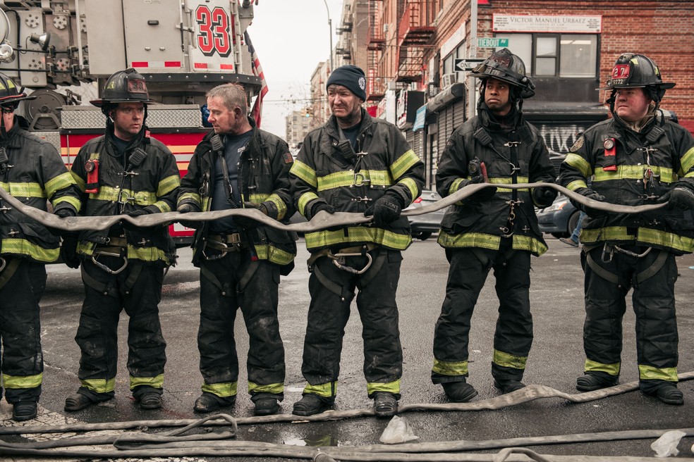 Bombeiros trabalham para conter fogo no Bronx, em Nova York, neste domingo (9) — Foto: Scott Heins / GETTY IMAGES NORTH AMERICA / Getty Images via AFP