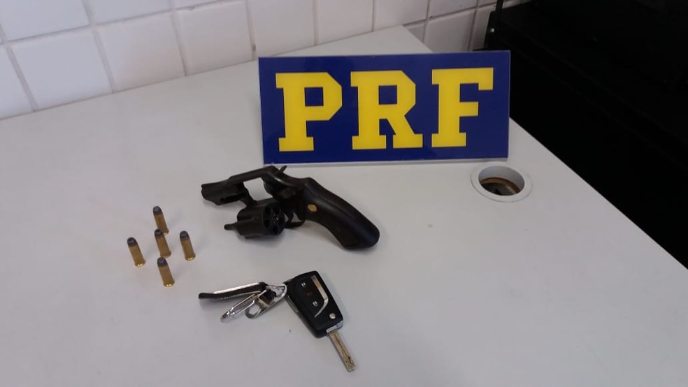 PRF apreende arma de fogo com homem que tentava fugir com caminhonete roubada na Zona Oeste do Recife (Foto: Divulgação/PRF)