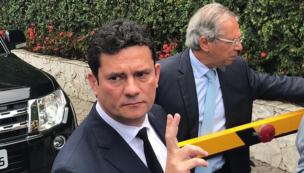 Juiz Sérgio Moro, ao lado de Paulo Guedes, deixa o condomínio do presidente eleito, Jair Bolsonaro, no Rio — Foto: Henrique Coelho/G1