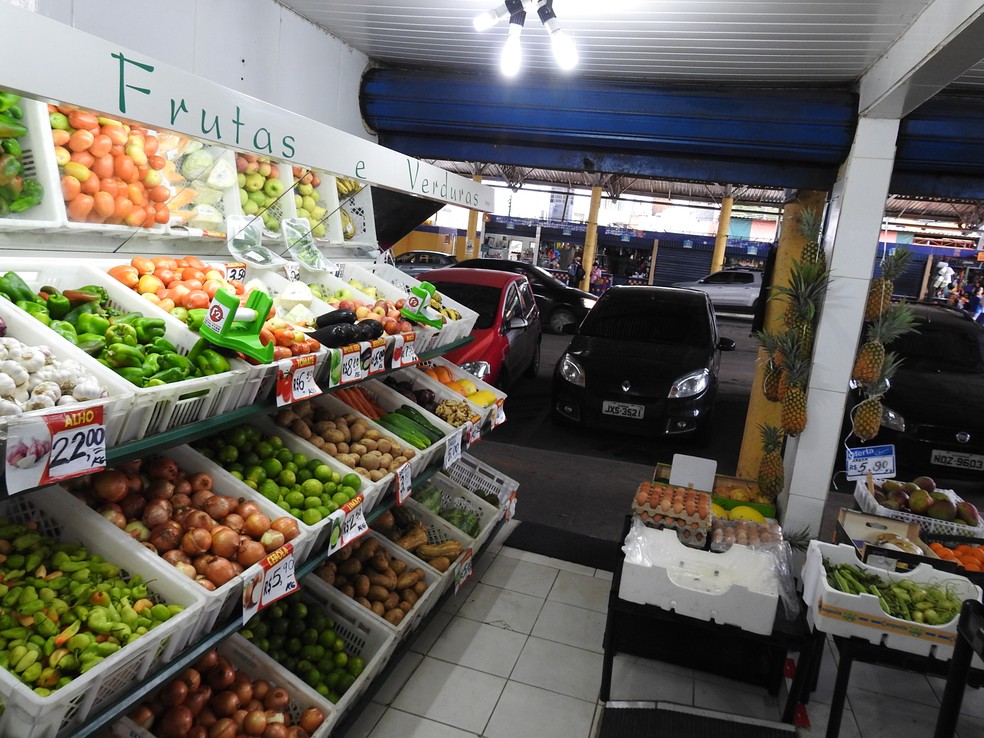 Comerciante tentou abastecer loja de hortifruti com produtos antes de aumento nos fornecedores (Foto: Adneison Severiano/G1 AM)