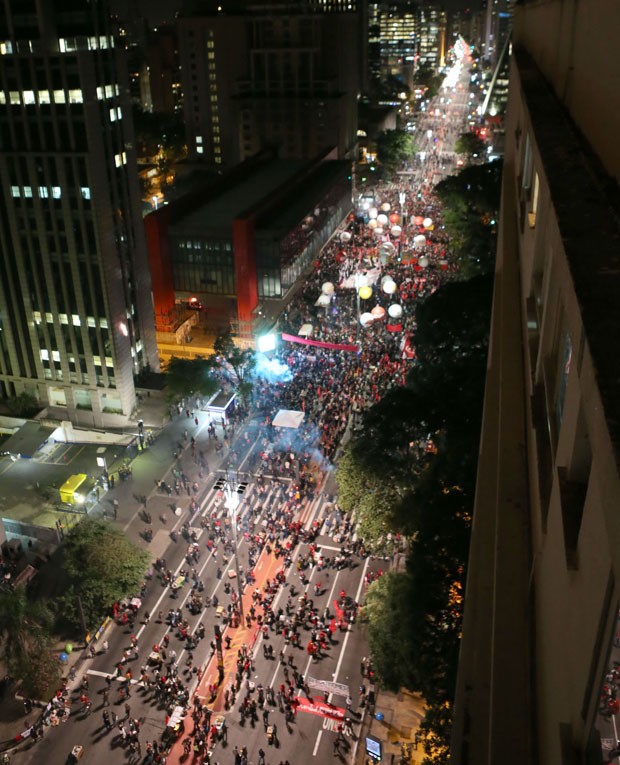 Manifestantes fazem protesto contra o governo Temer na Avenida Paulista, em São Paulo (Foto: Daniel Teixeira/Estadão Conteúdo)