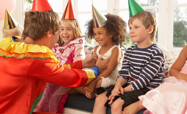 Palhaço brincando com crianças em festa de aniversário (Foto: Shutterstock)