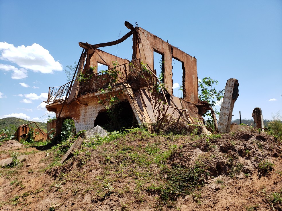 Casa no distrito de Bento Rodrigues destruída pela lama da barragem da Samarco  que se rompeu em 2015 — Foto: Patrícia Fiúza/G1 Minas