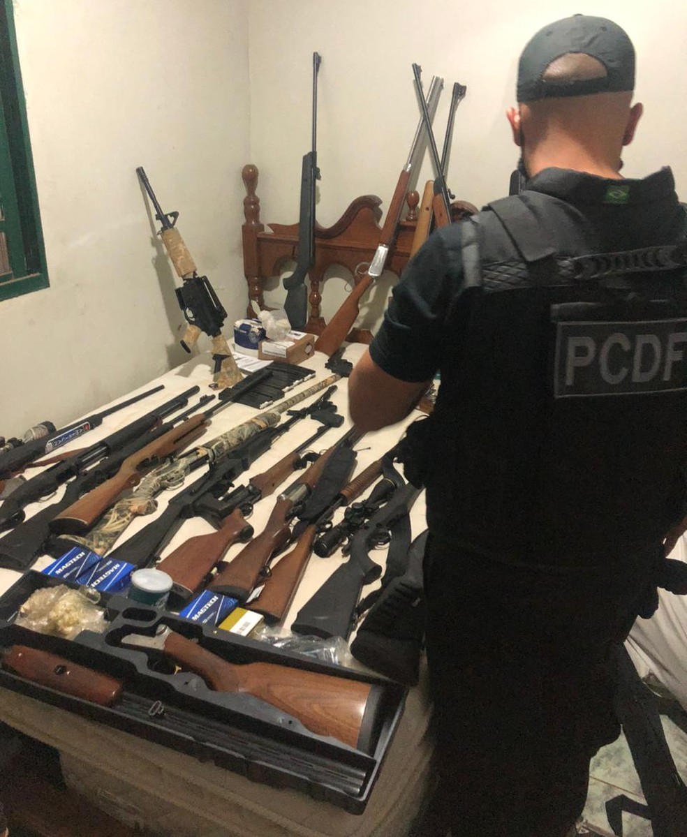 Armas apreendidas pela PCDF durante operação que investiga participação de militares do Exército em fraudes de certificados de armas para caçadores  — Foto: PCDF/Divulgação